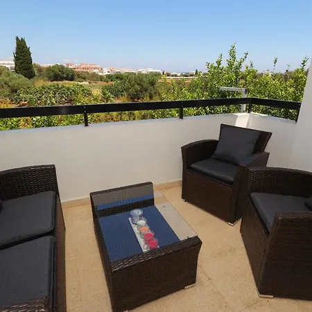 Modern 2br With Balcony & Wifi, Apartman *
