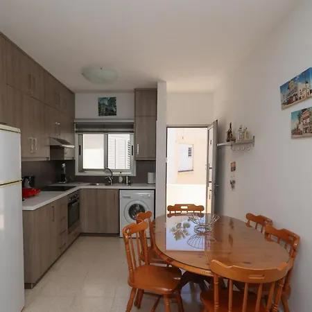 Modern 2br With Balcony & Wifi, Apartman Paralímni
