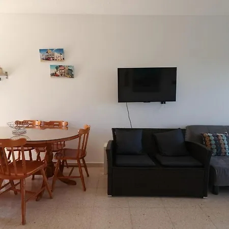 Apartman Modern 2br With Balcony & Wifi,