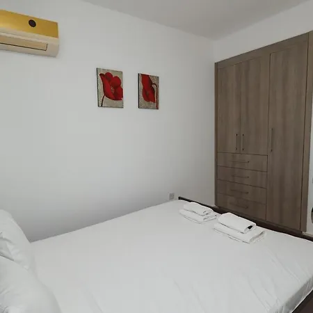 Apartman Modern 2br With Balcony & Wifi,