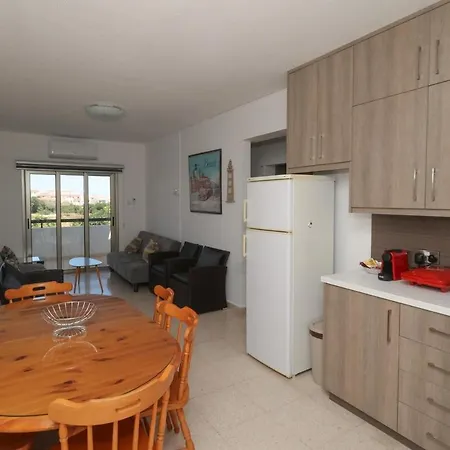 Modern 2br With Balcony & Wifi, Apartman Paralímni