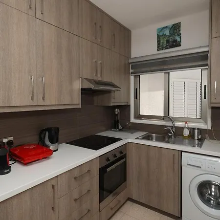 Modern 2br With Balcony & Wifi, Apartman *