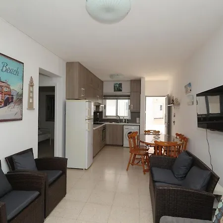 Modern 2br With Balcony & Wifi, Apartman Paralímni
